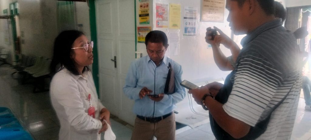 Tata Usaha RSUD Sidikalang, Marta Sianturi membenarkan tiga orang tenaga medis yang bekerja di unit layanan kesehatan itu diperiksa di BPKSDM. (DETEKSI.co/Parulian Phsp Nainggolan)