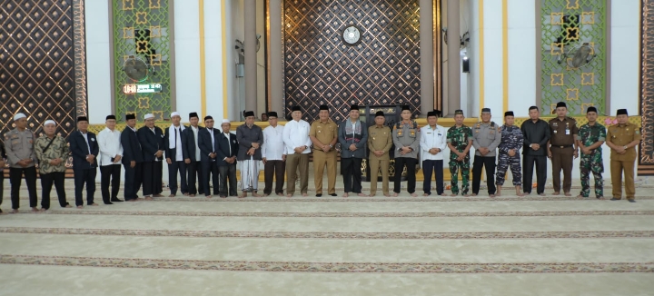 Usai mengikuti Peringatan Isra Mi'raj Nabi Muhammad SAW 1444 H melakukan foto bersama : Bupati Asahan, Wakil Bupati Asahan, Kapolres Asahan, Mewakili Dandim 0208/AS, Mewakili Danlanal TBA, Mewakili Kajari, Para Asisten Pemerintahan Kabupaten Asahan, Para OPD, Para Staff Ahli Kabupaten Asahan, Para Camat Se-Kabupaten Asahan, Ketua TP-PKK Kabupaten Asahan, Wakil Ketua TP-PKK Kabupaten Asahan, ASN Sekabupaten Asahan, Ketua Imtaq, Ketua FKUB, Tokoh Agama dan para tamu undangan lainnya, di Masjid Agung Haji Achmad Bakrie Kisaran, Selasa (21/02/2023).