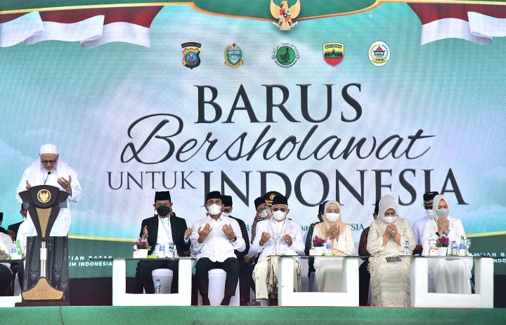 Gubernur Sumut Edy Rahmayadi bersama Ketua TP PKK Sumut Nawal Lubis mendampingi Wakil Presiden (Wapres) Republik Indonesia KH Ma'ruf Amin beserta Ibu Wapres Wury Ma'ruf Amin menghadiri acara Barus Berselawat untuk Indonesia di Lapangan Merdeka Barus, Kabupaten Tapanuli Tengah, Rabu (15/2/2023).