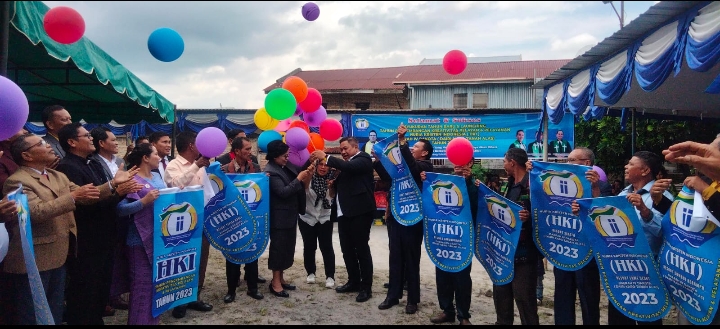 Bupati Dairi, Eddy Keleng Ate Berutu didampingi Praeses, Pdt Nurhaida Hutasoit, para pendeta dan pengurus resort HKI se Distrik IV Dakota, melepaskan balon pertanda pencanangan Tahun Pengembangan Kreativitas Pelayan dan Pelayanan HKI, Kamis (15/2/2023). (DETEKSI.co/Parulian Phsp Nainggolan)