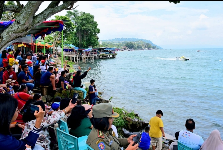 Pengunjung Event F1 PowerBoat sedang melihat-lihat souvenir yang dijual masyarakat lokal disekitaran Venue Utama F1 PowerBoat di Lumban Silintong, Balige, Kabupaten Toba, Jum'at (24/2/2023).