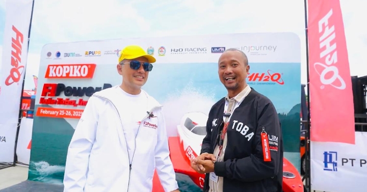 Wakil Gubernur (Wagub) Sumatera Utara (Sumut) Musa Rajekshah membuat konten bersama YouTuber terkenal Fitra Eri di sela-sela pertandingan Kejuaraan Dunia F1 Powerboat 2023 yang digelar di Balige, Sumut, Minggu (26/2).