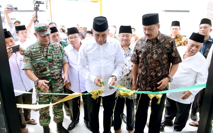 Gubernur Sumut Edy Rahmayadi meresmikan pembangunan Masjid Quatul Muslimin di Jalan HM Joni, Medan, Jum'at (10/2/2023). Usai meresmikan Masjid, Gubernur Sumut juga melaksanakan Salat Jum'at di Masjid tersebut.