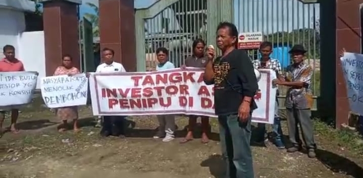 Masyarakat Dairi Demo serukan tangkap invfestor asing penipu di Dairi, Rabu (1/2/2023).