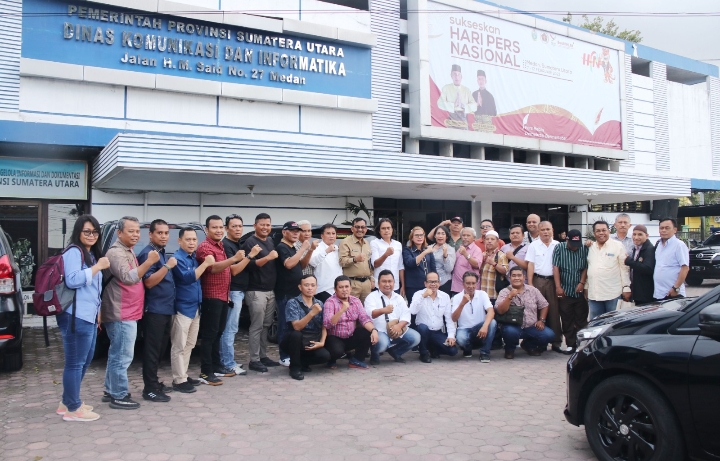 Usai Pemilihan Ketua Koordinator Wartawan Unit Pemprov Sumut secara Aklamasi, para peserta rapat foto bersama, Senin (12/02/2023).