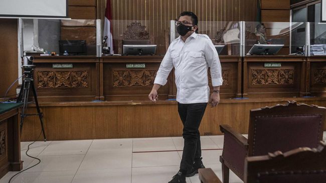 Terdakwa kasus pembunuhan berencana terhadap Brigadir Nopriansyah Yosua Hutabarat, Ferdy Sambo berjalan keluar ruangan sidang usai menjalani sidang putusan di Pengadilan Negeri Jakarta Selatan, Jakarta, Senin (13/2/2023). (ANTARA FOTO/Aprillio Akbar)