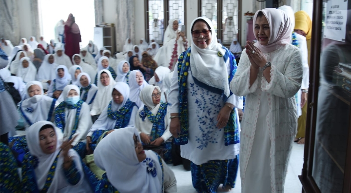 Ketua TP PKK Provinsi Sumatera Utara Nawal Lubis didampingi Ketua Dharma Wanita Persatuan (DWP) Sumut Dian Arief Trinugroho, serta Kepala Dinas Pemberdayaan Perempuan, Perlindungan Anak dan Keluarga Berencana Manna Wassalwa Lubis, menghadiri Safari Ramadan Badan Kontak Majelis Taklim (BKMT) Provinsi Sumut di Masjid Nurul Islam Jalan HM Nawi Harahap, Medan, Senin (27/3).