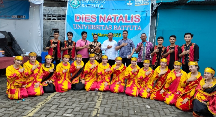 Usai menampilkan tarian Budaya Suku Nias, Rektor Universitas Battuta dan Ketua Yayasan foto bersama dengan Mahasiswa asal Kepulauan Nias di acara Dies Natalis ke 4 Universitas Batutta, Sabtu (11/3/2023).