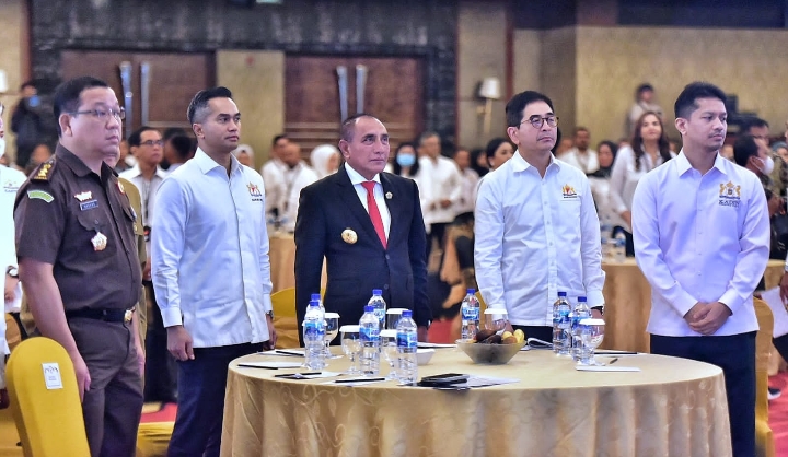 Gubernur Sumatera Utara (Sumut) Edy Rahmayadi bersama Sekretaris Daerah Provinsi Sumut, Arief S Trinugroho menghadiri acara pengukuhan Dewan Pengurus Kamar Dagang dan Industri (Kadin) Sumut di Ballroom JW Marriott Hotel, Jalan Putri Hijau Medan, Senin (6/3/2023).