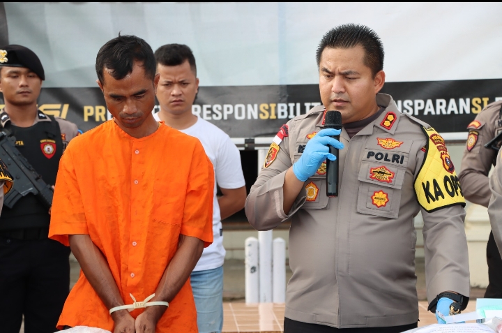 Kapolres Nias Selatan Reinhard H Nainggolan menghadirkan pelaku (baju orange) saat konferensi pers di halaman Mapolres Nias Selatan, Rabu (15/3/2023).