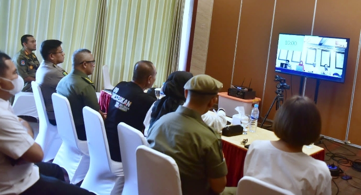Gubernur Sumatera Utara (Sumut) Edy Rahmayadi memaparkan berbagai upaya dan strategi yang telah dilakukan Pemerintah Provinsi (Pemprov) Sumut untuk penanganan pandemi Covid-19 di Sumut, kepada Tim Juri Penilain Penghargaan Pengendalian Pandemi Covid-19 atau PPKM Award, secara virtual, Kamis (9/3), di Royal Sumatera, Medan.