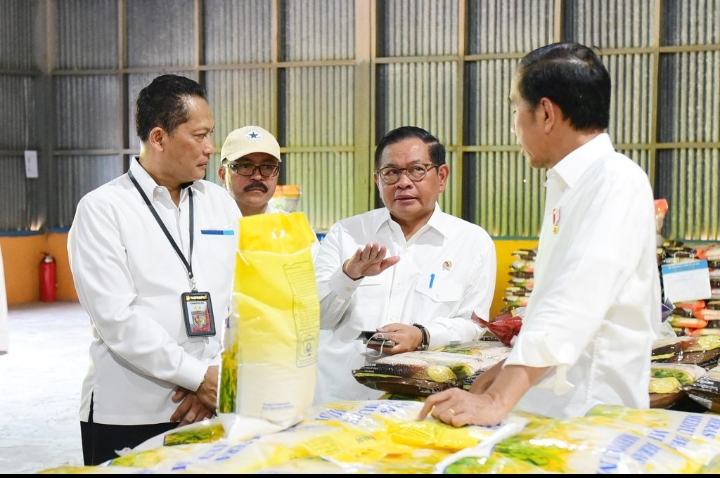 Presiden Jokowi meninjau Gudang Bulog Batangase, Maros, Sulawesi Selatan, Kamis (30/03/2023) (Foto: Humas Setkab/Rahmat)