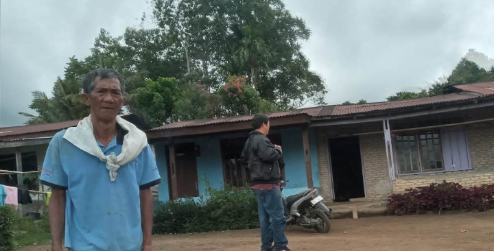 Satur Sianturi, Ketua Pengawas Bumdes Ronauli Desa Banjar Toba menunjukkan rumah yang sebelumnya dijadikan kantor Bumdes, namun kini telah menjadi hunian warga. (Foto Dok. Parulian Phsp Nainggolan)