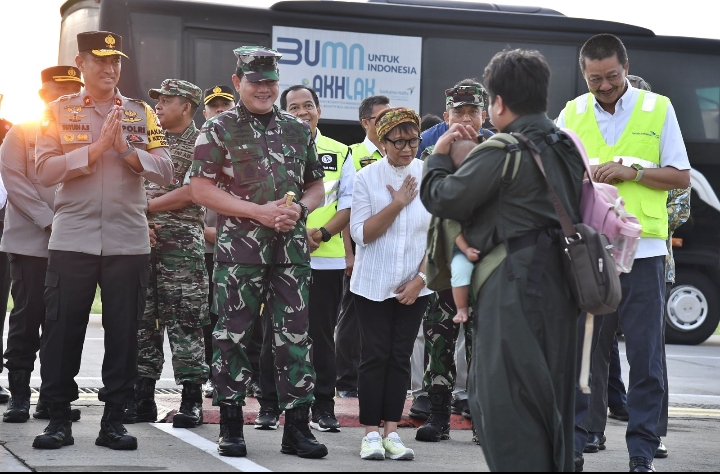 Menlu Retno Marsudi dan Panglima TNI Laksamana Yudo Margono sambut kedatangan WNI dari Sudan di Jakarta, Jumat (28/04/2023). (Foto: Humas Kemlu)