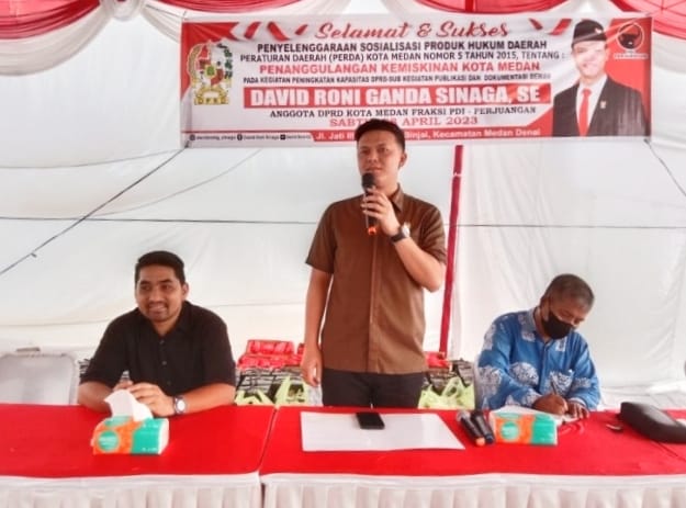 David Roni Ganda Sinaga selaku anggota DPRD Kota Medan gelar Sosperda No. 5 Tahun 2015 bersama warga Kel Binjai Kec Medan Denai, Sabtu (8/4/2023).