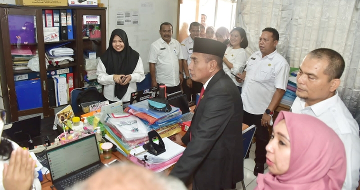 Gubernur Sumatera Utara (Sumut) Edy Rahmayadi melakukan Sidak hari pertama masuk kerja usai Lebaran di Dinas Kesehatan Sumut, Jalan HM Yamin, Medan, Rabu (26/4).