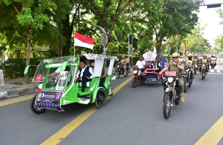 Gubernur Sumatera Utara (Sumut) Edy Rahmayadi bersama Bupati dan Walikota se Sumut menghadiri acara TOP Musyawarah Perencanaan Pembangunan (Musrenbang) Rencana Kerja Pembangunan Daerah (RKPD) Sumut Tahun 2024, Rabu (12/4/2023). Gubernur Sumut bersama Bupati dan Walikota se Sumut menggunakan Becak Bermotor bersama dari Rumah Jabatan Gubernur Sumut menuju Hotel Santika Medan.