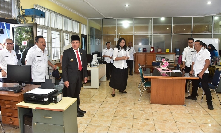 Gubernur Sumatera Utara (Sumut) Edy Rahmayadi melakukan inspeksi mendadak ke kantor Organisasi Perangkat Daerah (OPD) Pemerintah Provinsi Sumut pada hari pertama kerja usai libur lebaran, Rabu (26/4/2023). Adapun kantor dinas yang disidak antara lain, Dinas Komunikasi dan Informatika (Kominfo) Sumut, Dinas Pendidikan Sumut dan Dinas Kesehatan Sumut, dengan angka kehadiran mencapai 98% Aparatur Sipil Negara yang hadir.