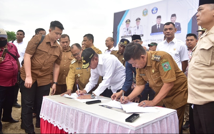 Gubernur Sumatera Utara (Sumut) Edy Rahmayadi didampingi Bupati Simalungun Radiapoh Hasiholan Sinaga dan Wakil Bupati Simalungun Zonny Waldi menghadiri pencanangan pembangunan Sekolah Menengah Kejuruan (SMK) Negeri 1 Bandar di Jalan Sudirman Perdagangan, Kecamatan Bandar, Kabupaten Simalungun, Senin (3/4/2023).