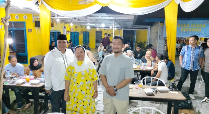 Ketua Umum Yayasan MATAULI, Fitri Krisnawati Tandjung, BSc berfoto bersama dengan Alumni IKAMA, Sabtu (08/04/2023, Dok. foto deteksi.co)