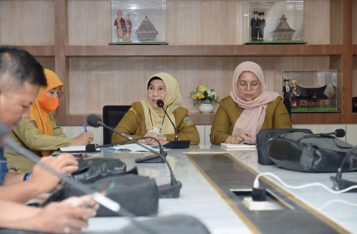 Kepala Dinas Perkebunan dan Peternakan Provinsi Sumatera Utara (Sumut) Lies Handayani menyampaikan Konferensi Pers terkait stok, ketersediaan dan harga daging menjelang Idulfitri 1444H di Ruang Rapat III, Lantai 2 Gedung Kantor Gubernur Sumut Jalan Diponegoro Nomor 30 Medan, Senin (10/4).