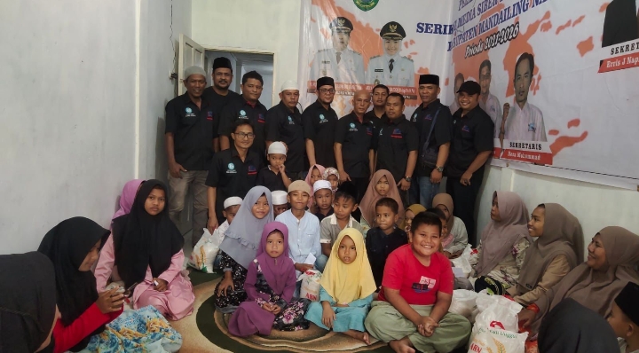 Keluarga besar SMSI Madina ketika memberikan santunan Kepada anak yatim di sekretariat SMSI Madina Komplek Cemara Madina Blok A2, Sabtu (15/04/2023). (istimewa)
