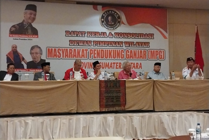 Narasumber dari kiri ke kanan Ketua DPW MPG Provsu Budiman P. Nadapdap, SE., Ketua Dewan Pembina Barata S Brahmana, Ketua Dewan Penasehat Panda Nababan, Ketua Harian DPW MPG Provsu Achmad Riza Siregar., Sekretaris DPD PDIP Sumut Dr. Sutarto, MSi, Dr. Nasib Sembiring, M.Th. D.Psi, dan Dewan Pembina DPP MPG Jhon Satar Simajuntak pada Rapat Kerja dan Konsolidasi DPW Masyarakat Pendukung Ganjar (MPG) Provinsi Sumatera Utara, Jumat (28/4/2023 dok. foto istimewa).