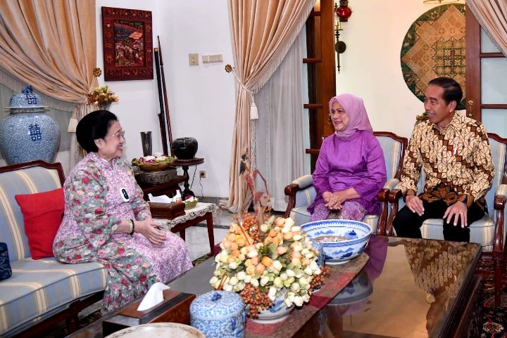 Presiden Jokowi bersama Ibu Iriana melakukan silaturahmi ke kediaman Presiden ke-5 RI, Megawati Soekarnoputri, di Jakarta, Kamis (27/04/2023). (Foto: BPMI Setpres)