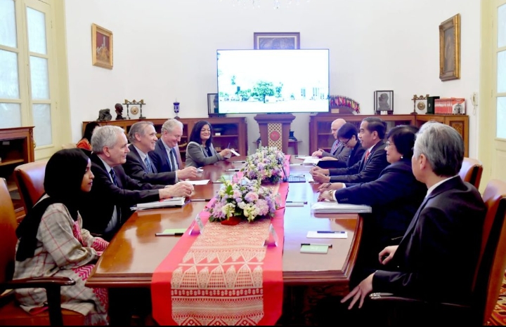 Presiden Jokowi saat menerima kunjungan anggota kongres Amerika Serikat pada Rabu (12/04/2023), di Istana Merdeka, Jakarta. (Foto: BPMI Setpres/Rusman)