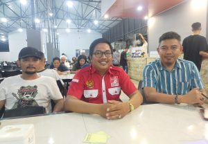 Ketua DPC PSI Medan Tuntungan (Tengah) bersama perwakilan Forum Komunikasi Masyarakat Tanjung Selamat