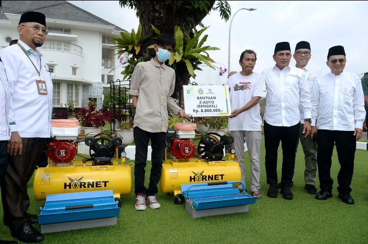 Gubernur Sumatera Utara (Sumut) Edy Rahmayadi membayarkan zakat kepada Badan Amil Zakat Nasional (Baznas) Provinsi Sumut serta pendistribusian zakat triwulan I Tahun 2023 oleh Baznas Sumut di Aula Tengku Rizal Nurdin Jalan Jenderal Sudirman Nomor 41 Medan, Kamis (13/4).