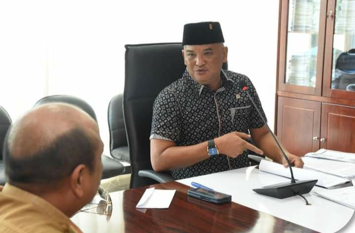 Ketua Komisi I DPRD Medan, Roby Barus, S.E., MAP memimpin Rapat Dengar Pendapat (RDP) dengan pihak Kecamatan Medan Perjuangan terkait pengaduan masyarakat mengenai sengketa tanah.