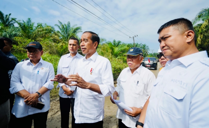 Wakil Gubernur (Wagub) Sumatera Utara (Sumut) Musa Rajekshah mendampingi, Presiden Republik Indonesia Joko Widodo meninjau jalan rusak yang berada di Desa Sialang Taji, Kecamatan Kualuh Selatan, Kabupaten Labuhanbatu Utara (Labura), Rabu (17/5).