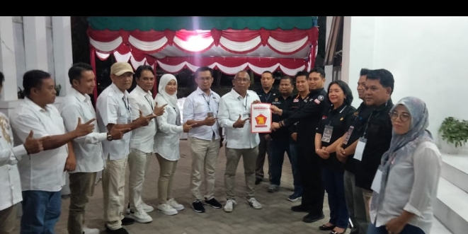 Jajaran pengurus DPC Gerindra   Kabupaten Dairi dipimpin Rasiden Damanik menyerahkan berkas pendaftaran bacaleg diterima ketua  KPU Dairi Freddy Sinaga, Minggu (14/5/2023)