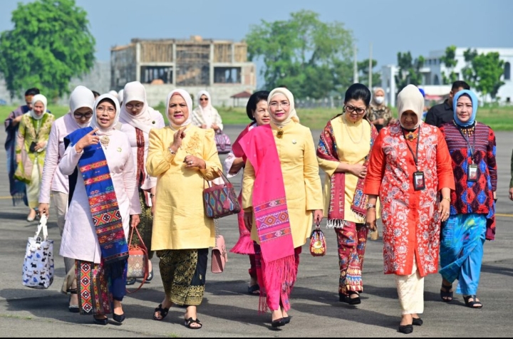 Ibu Iriana beserta anggota OASE KIM saat tiba di Pangkalan TNI AU Soewondo, Kota Medan, Sumatra Utara pada Selasa (16/05/2023). (Foto: BPMI Setpres/Muchlis Jr)