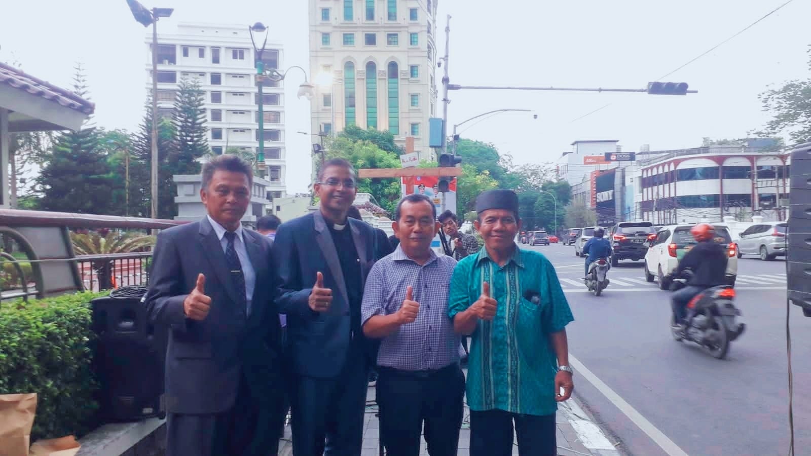 Pdt Oktavianus dan Gandi Parapat dan Ust. Martono foto Bersama di depan kantor Wali Kota Medan, Minggu (07/05/2023) (Dok.Istimewa).