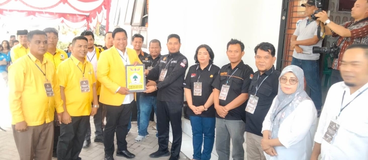 Komisioner KPU bersama Bawaslu menerima kehadiran pengurus Golkar pada proses pengajuan bakal calon legislatif (bacaleg) di pelataran gedung KPU kompleks perkantoran Jln. Pandu Kelurahan Bintang Hulu, Minggu (14/05/2023) (DETEKSI.co/Parulian Phsp Nainggolan)