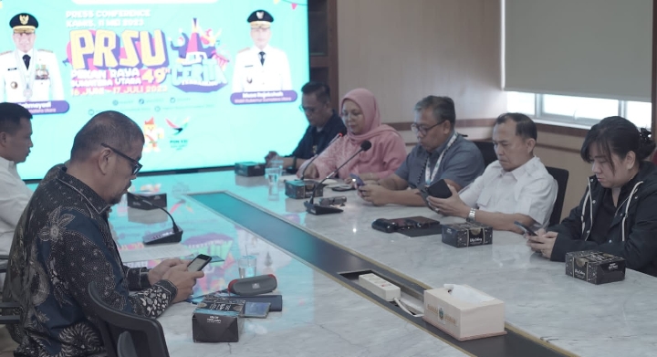 Direktur Utama (Dirut) PT Pembangunan Prasarana Sumatera Utara (PPSU) Refli Yuner saat jumpa pers di Ruang Rapat 3 Lantai 2 Kantor Gubernur Sumut, Jalan Pangeran Diponegoro Nomor 30 Medan, Kamis (11/5)