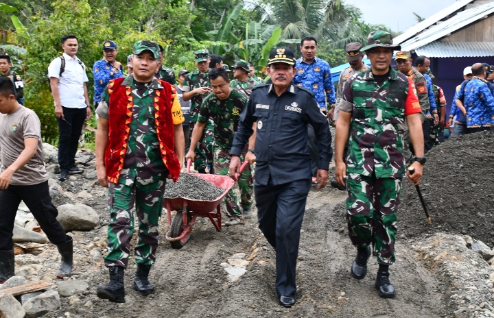 Brigjen TNI Bangun Nawoko (Katim Wasev TMMD ke 116 tahun 2023 ) Didampingi Bupati Nias Barat Khenoki Waruwu dan Dandim 0213/Nias Letkol Inf Martky Jaya Perangin angin meninjau lokasi Sasaran Fisik TMMD Ke 116 tahun 2023 di Desa Sitolu Ewali Kecamatan Moro’o Kabupaten Nias Barat, Provinsi Sumatera Utara Rabu (17/05/2023 dok. deteksi.co istimewa).