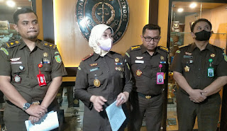 Dugaan Kredit Fiktif : Kajati Jatim Mia Amiati, menggelar press rilis penetapan 3 tersangka dugaan tindak pidana korupsi kredit fiktif Bank BNI, di Kantor Kejati Jatim, Surabaya, Selasa (09/05/2023). (Foto: Pidsus Kejati Jatim).