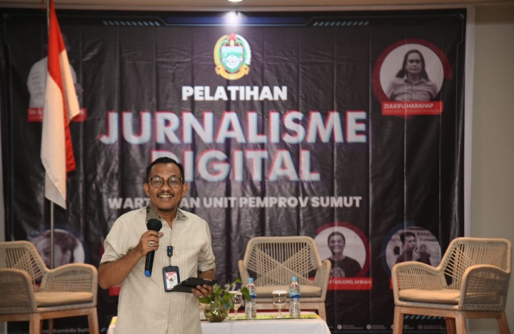 Kepala Dinas Kominfo Pemprov Sumut Ilyas Sitorus saat menyampaikan kata sambutan pada pembukaan Pelatihan Jurnalisme Digital Wartawan Unit Pemprov Sumut di Hotel SwissbelInn Jalan Gajah Mada, Medan, Selasa (27/6).