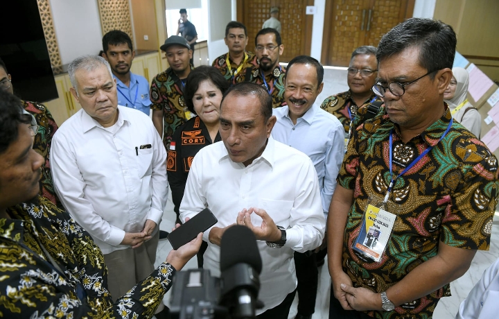 Gubernur Sumut Edy Rahmayadi diwawancarai wartawan terkait pembebastugasan Bambang Pardede sebagai Kepala Dinas PUPR Sumut, di Kantor Gubernur Sumut, Jalan Pangeran Diponegoro Nomor 30, Medan, Kamis (22/6/2023).