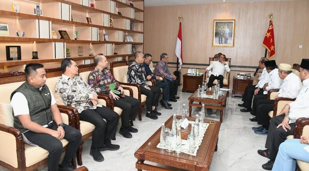 Gubernur Sumatera Utara (Sumut) Edy Rahmayadi menerima kunjungan silaturahmi pengurus Partai Kebangkitan Bangsa (PKB) Sumut di Ruang Kerja Lantai 10, Kantor Gubernur Sumut, Jalan Pangeran Diponegoro Medan, Kamis (6/7/2023).