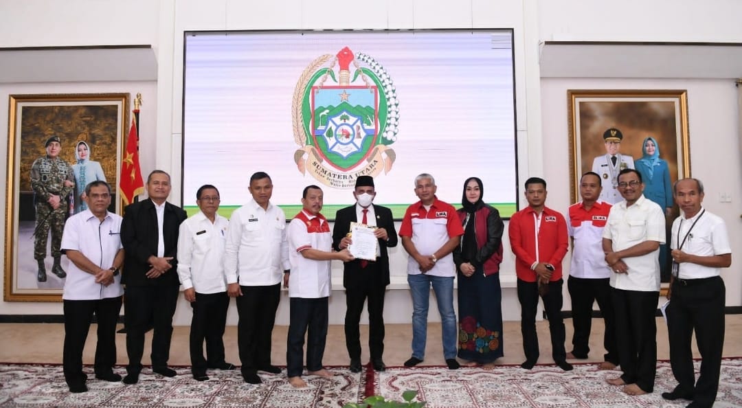 Gubernur Sumatera Utara (Sumut) Edy Rahmayadi menerima kunjungan Pengurus LSM Lumbung Informasi Rakyat (LIRA) Pusat di kediaman dinasnya, Jalan Jenderal Sudirman Nomor 41 Medan, Rabu (12/7).