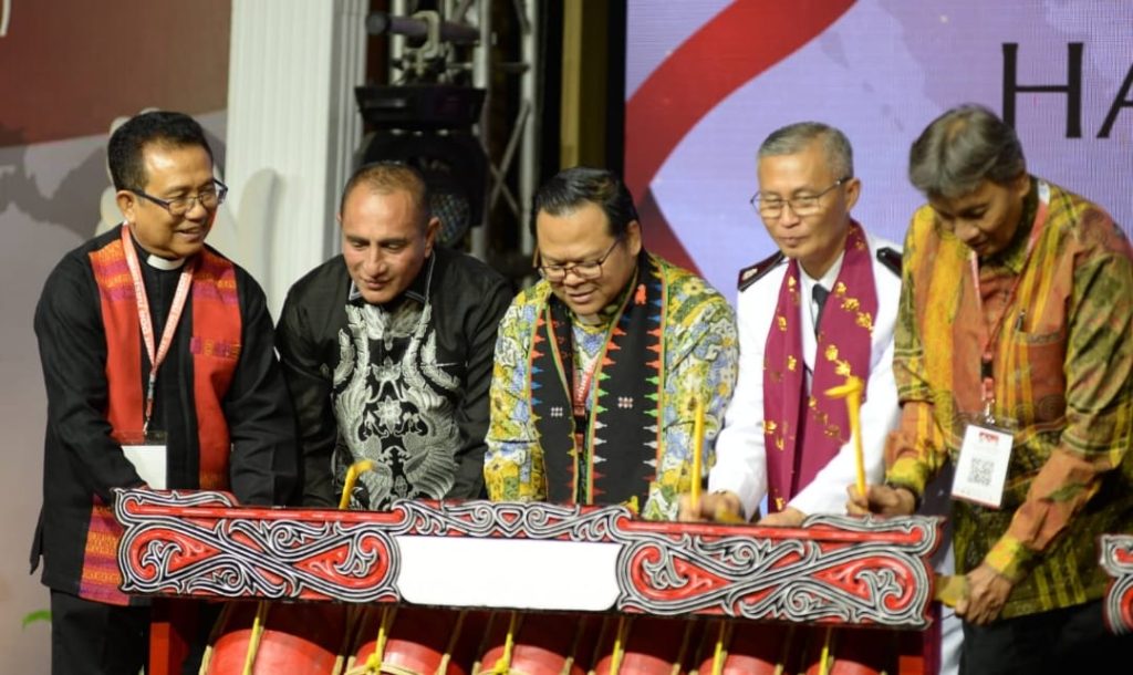 Gubernur Sumatera Utara (Sumut) Edy Rahmayadi beserta Forkopimda Provinsi Sumut menghadiri dan memberi sambutan pada perayaan Hari Doa Nasional yang diselenggarakan di GBI Rumah Persembahan Jalan Jamin Ginting KM 11,5 Medan Selayang, Kota Medan, Rabu (5/7) malam.