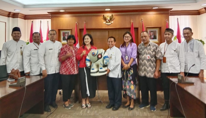 Pendiri Masyarakat Robotik Indonesia Jully Tjindrawan bersama Wali Kota Jakarta Barat Uus Kuswanto saat menyampaikan rencana kegiatan Workshop Robotik se Kota Jakarta Barat, belum lama ini. (EDO)