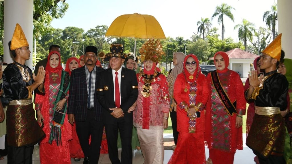 Gubernur Sumatera Utara (Sumut) Edy Rahmayadi didampingi Ketua TP PKK Sumut Nawal Lubis menghadiri Milad Ke-2 Parsadaan Boru Harahap (PARBOHA) Sumut di Aula Tengku Rizal Nurdin Jalan Sudirman 41, Medan, Senin (24/07).