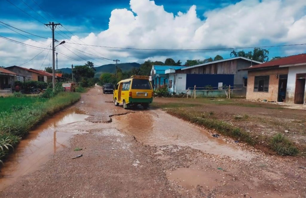 Badan Jalan Sidikalang –Parongil mengalami kerusakan cukup parah. Posisi gambar berada di sekitar Bantun Kerbo Kecamatan Lae Parira Kabupaten Dairi. (DETEKSI.co/Parulian Phsp Nainggolan