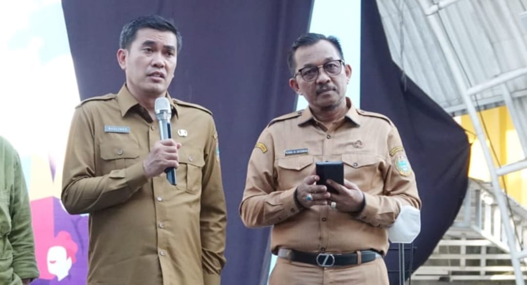 Kepala Dinas Komunikasi dan Informatika (Kominfo) Sumut Ilyas S Sitorus bersama Kepala Biro Perekonomian Setdaprov Sumut Naslindo Sirait memberikan keterangan pers di Komplek PRSU Jalan Gatot Subroto Medan, baru-baru ini.