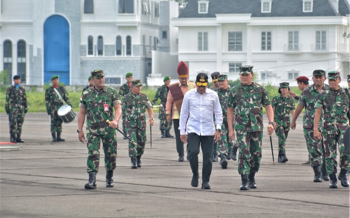 Gubernur Sumatera Utara (Sumut) Edy Rahmayadi menyambut kedatangan Panglima Tentara Nasional Indonesia (TNI) Laksamana Yudo Margono di Lanud Soewondo Medan, Senin (3/7/2023). Kedatangan Panglima TNI ini dalam rangka memberangkatkan Satuan Tugas (Satgas) Yonif 122 / Tombak Sakti ke Papua.